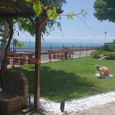 Aura Family Hotel 2*