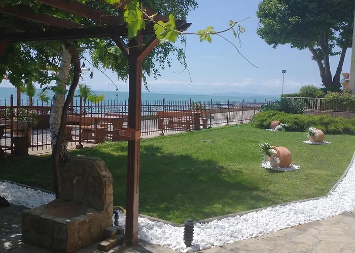 Aura Family Hotel 2*